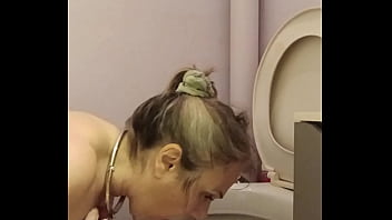 2024 09 10 esclave f la lèche chiottes