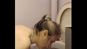 2024 09 10 esclave f la lèche chiottes