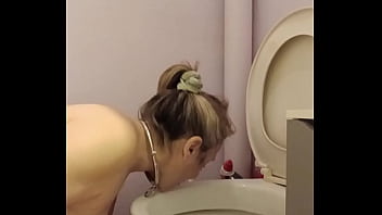 2024 09 10 esclave f la lèche chiottes