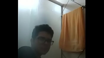 Nerdola tocando uma no banheiro