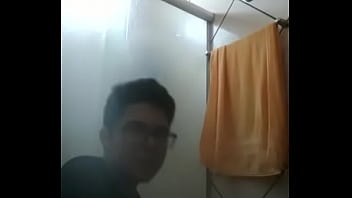 Nerdola tocando uma no banheiro