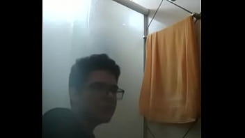 Nerdola tocando uma no banheiro