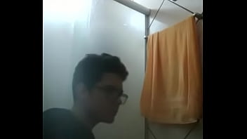 Nerdola tocando uma no banheiro
