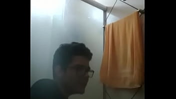 Nerdola tocando uma no banheiro