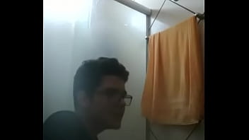 Nerdola tocando uma no banheiro