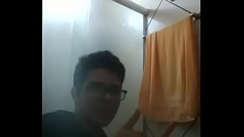 Nerdola tocando uma no banheiro