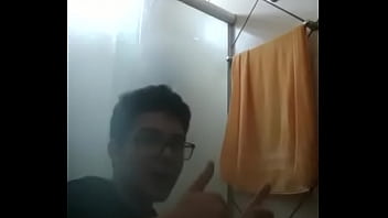 Nerdola tocando uma no banheiro