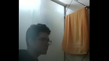 Nerdola tocando uma no banheiro