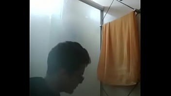 Nerdola tocando uma no banheiro