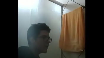 Nerdola tocando uma no banheiro