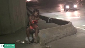 Ela bem safada saiu mostrando cu na rua