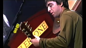 Liam y noel gallagher se follan al puto mundo en earls court