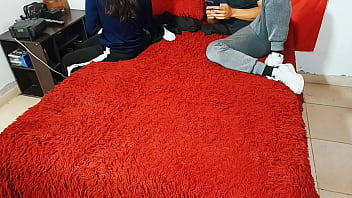 Llegó cansada del trabajo y lo único que quiero es que me follen