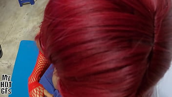 Jovencita kelly se pone una lencería roja y folla hasta llenarse el coño de leche