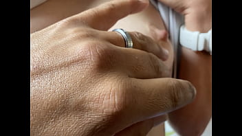 Caresse de téton bonne semaine à tout les