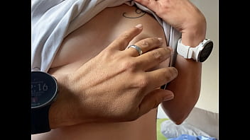 Caresse de téton bonne semaine à tout les