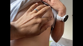 Caresse de téton bonne semaine à tout les