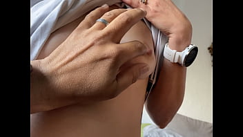 Caresse de téton bonne semaine à tout les