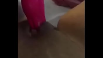 Perrita dándose placer sola