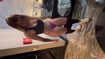 Loira da bunda grande no sanduíche com 2 machos aline novak