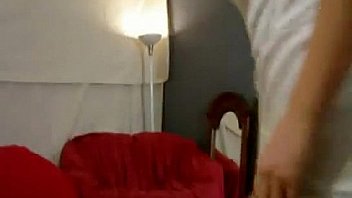 Que rico esta nena como se quita la ropita