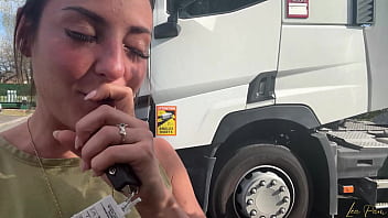 Lea pam se doigte se caresse et jouit trois fois dans cette vidéo solo tournée dans la cabine de ce camion