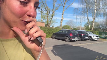 Lea pam se doigte se caresse et jouit trois fois dans cette vidéo solo tournée dans la cabine de ce camion