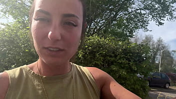 Lea pam se doigte se caresse et jouit trois fois dans cette vidéo solo tournée dans la cabine de ce camion