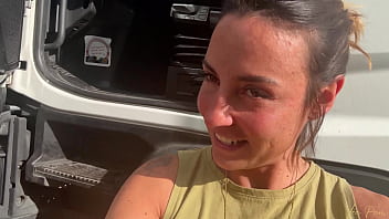 Lea pam se doigte se caresse et jouit trois fois dans cette vidéo solo tournée dans la cabine de ce camion