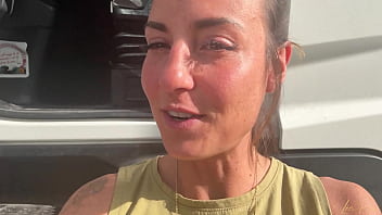 Lea pam se doigte se caresse et jouit trois fois dans cette vidéo solo tournée dans la cabine de ce camion