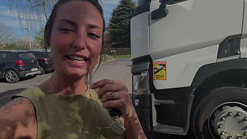 Lea pam se doigte se caresse et jouit trois fois dans cette vidéo solo tournée dans la cabine de ce camion