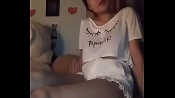 Gai viet nung long giua