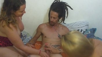 Hippie com duas loiras gostosa