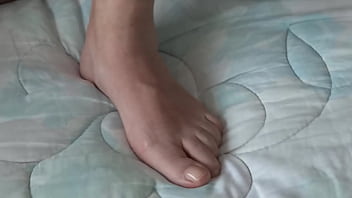 Beautiful stepmother pleases me and masturbates so i can jerk off while watching her