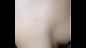 Descubro a mi hermanastra masturbándose y por mi silencio me deja follarla