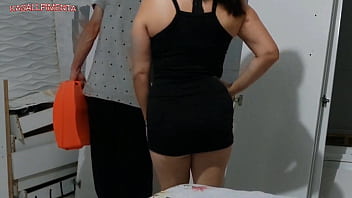 Amadora seduzindo o montador e pagando o serviço com xerecard