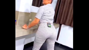 Zorra peruana modelando