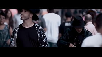 Mujer tan bella y yo con una botella