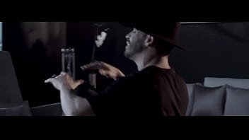 Mujer tan bella y yo con una botella