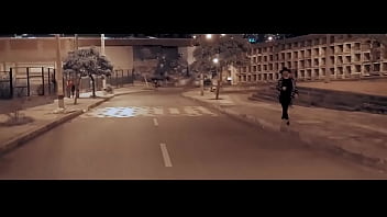 Mujer tan bella y yo con una botella