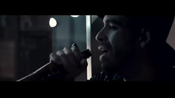 Mujer tan bella y yo con una botella