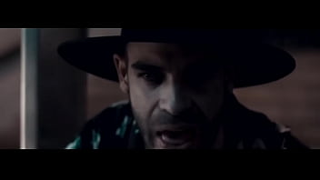 Mujer tan bella y yo con una botella