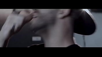 Mujer tan bella y yo con una botella