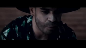 Mujer tan bella y yo con una botella