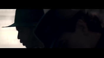 Mujer tan bella y yo con una botella