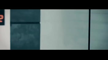 Mujer tan bella y yo con una botella