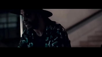 Mujer tan bella y yo con una botella