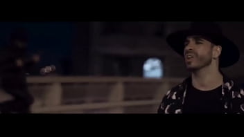 Mujer tan bella y yo con una botella