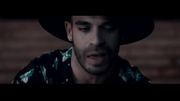 Mujer tan bella y yo con una botella