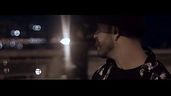 Mujer tan bella y yo con una botella